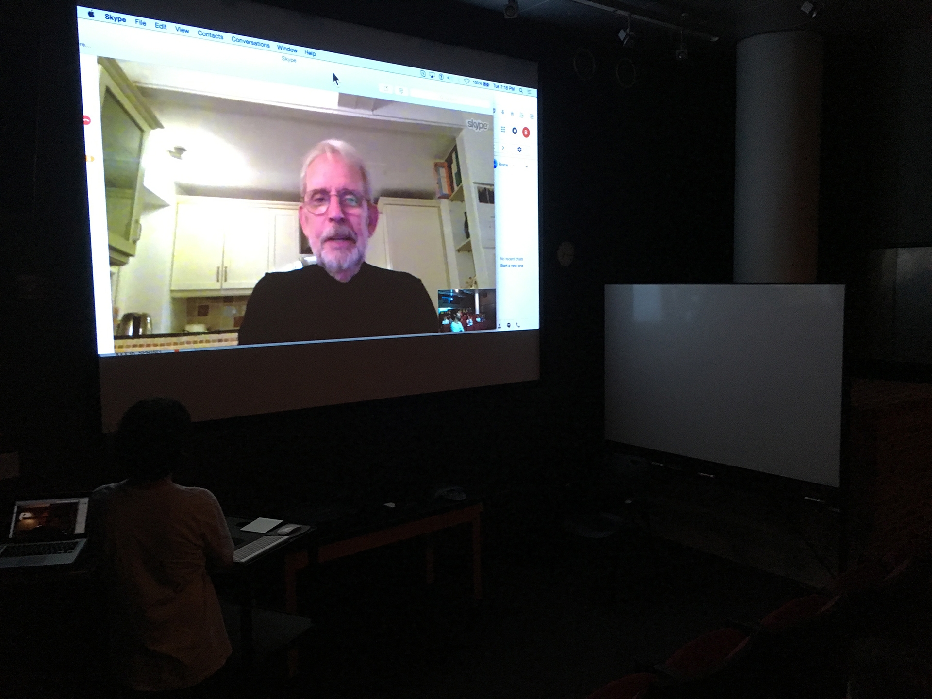 Walter Murch talks to students during class